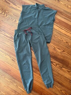 FIGS moss green SCRUB SET